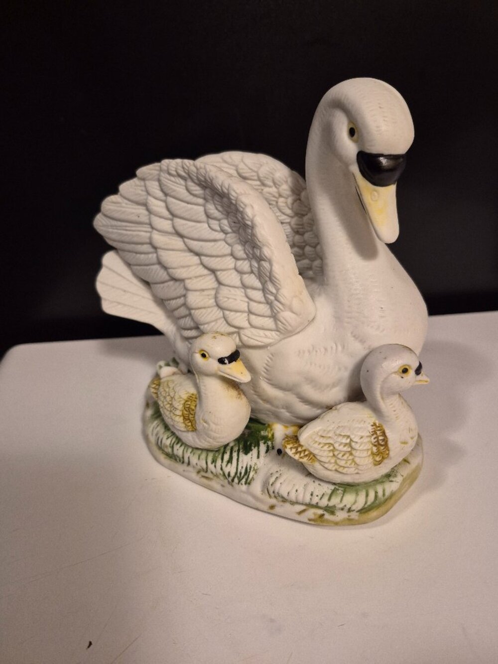 VINTAGE HOMCO WHITE SWAN WITH BABIES FIGURINE #1427